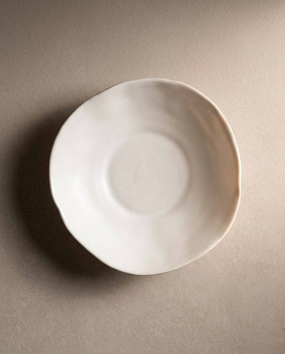 Pure serie pastatallerken fra Egg Back Home med organiske kanter i en ren hvid glasur